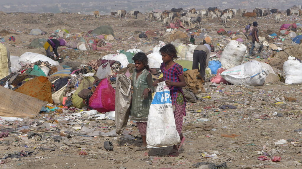 Zwei Mädchen sammeln Müll auf einer Müllkippe. (Quelle: Josephine Herschel)