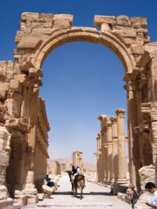 Der Triumpfhoben in Palmyra. (Quelle: 2008 Erik Hermans (used with permission) photographed place: Palmyra, Tadmora or Hadrianopolis (Palmyra) [http://pleiades.stoa.org/places/668331/] Published by the Institute for the Study of the Ancient World as part of the Ancient World Image Bank (AWIB)) 