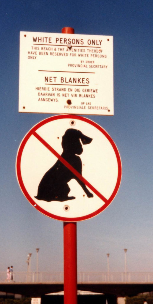 Diesen Strand dürfen nur weiße Personen benutzen, steht auf dem Schild. (Quelle: Wikimdia Commons)