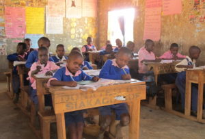 Eine Schulklasse, die Kinder tragen blau-rosa Schuluniformen. (Quelle: Lena Grothe)
