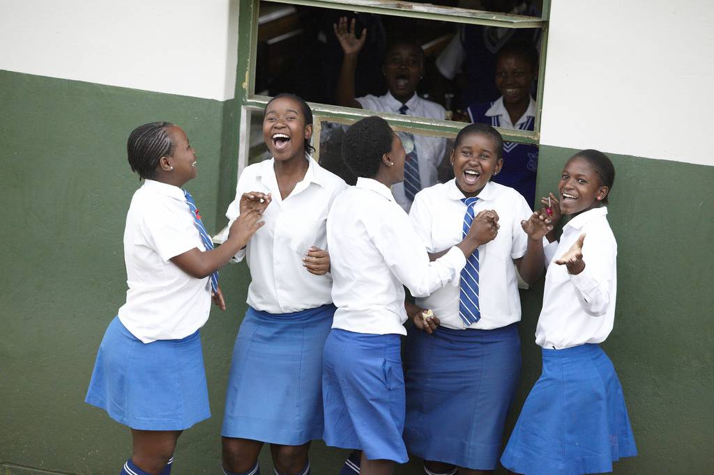Lachende Schülerinnen in blau-weißen Schuluniformen in Südafrika. (Quelle: Frank Peterschröder)