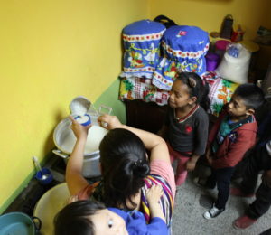 Die Kinder bekommen in der Schule des Kindernothilfe-Partners CEIPA vor dem Unterricht eine Art Milchsuppe. (Quelle: Malte Pfau)