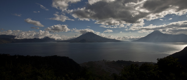 Vulkane am Atitlán-See. (Quelle: Jakob Studnar)
