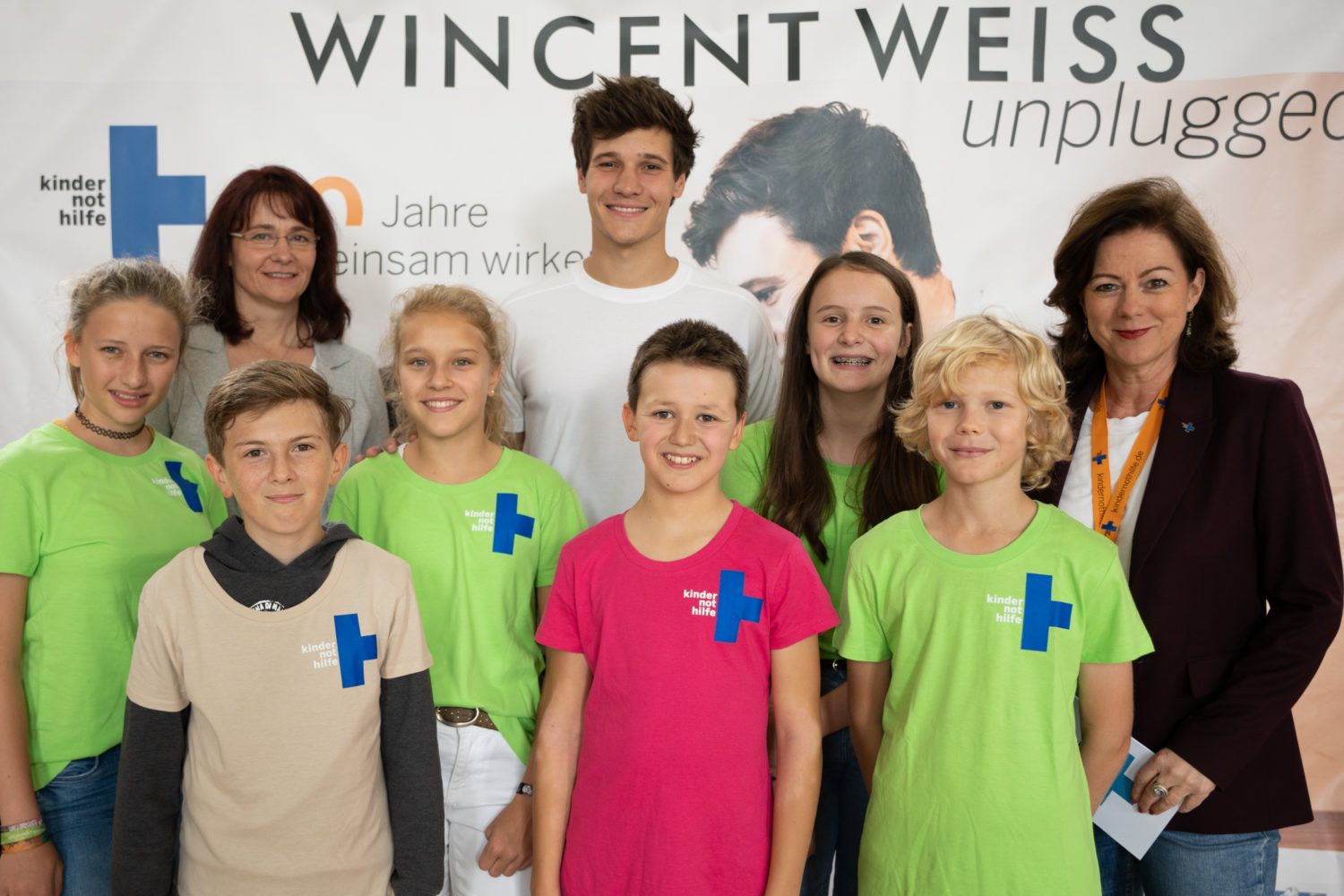 Wincent Weiss mit Action!Kidz der Zinzendorfschulen in Königsfeld. (Quelle: Martin Bondzio)