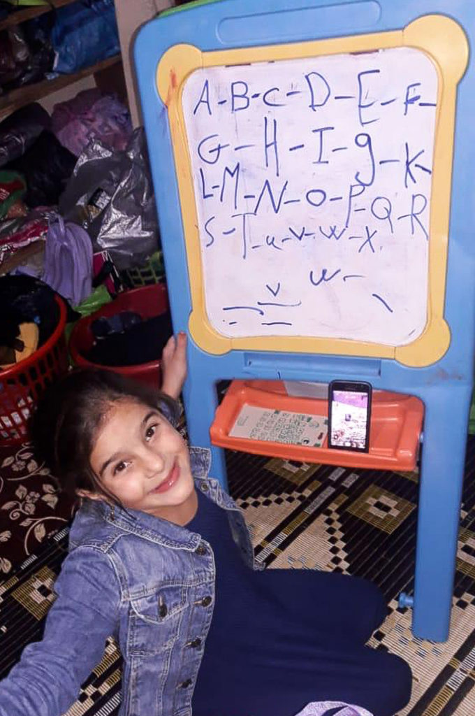 Samira bekommt ihre Hausaufgaben per Handy. (Quelle: Alpha Association)