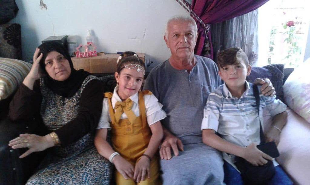 Samira, ihr Bruder und ihre Großeltern. (Quelle: Alpha Association)