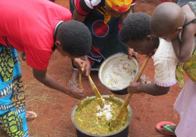 Existenz- und Ernährungssicherung in Burundi: Frauen bei der Nahrungszubereitung (Foto: Kindernothilfe)