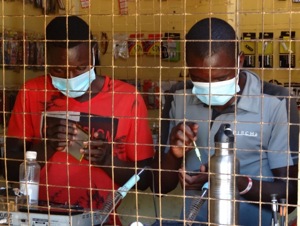 Uganda: Abdul bei einer Reparatur (Quelle: Anne Becker)
