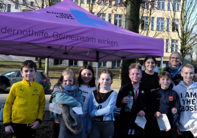 Kinder des Krupp-Gymnasiums Duisburg, die beim Sponsorenlauf mitgemacht haben (Quelle: privat)
