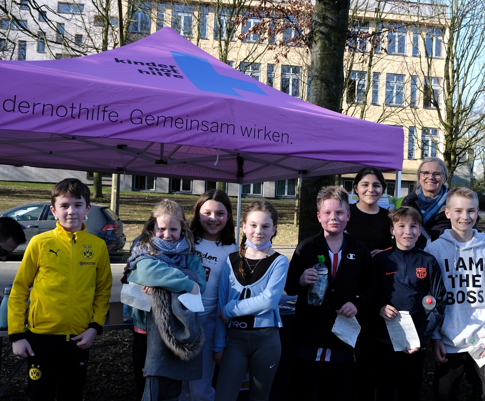 Kinder des Krupp-Gymnasiums aus Duisburg, die beim Spendenlauf mitgemacht haben (Quelle: privat)