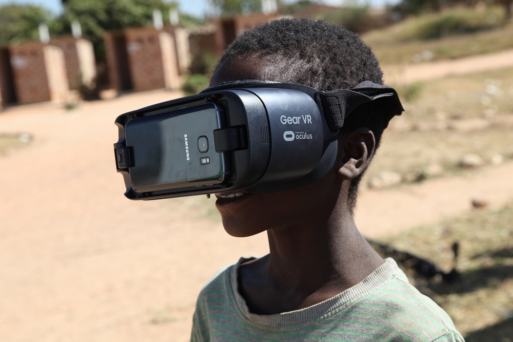 Kinder in Sambia sehen zum ersten Mal im Leben durch eine VR-Brille (Quelle: Christian Herrmanny)