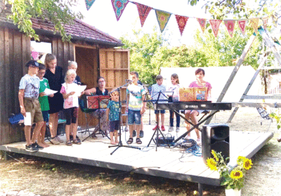Kinder aus Raitenbuch veranstalteten ein Benefizkonzert im Garten (Quelle: Bastian Wittmann)
