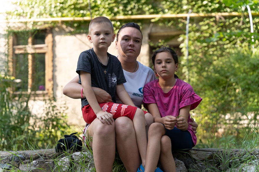 Anna, ihr Bruder Pavel  und ihre Mutter im Caritas-Projekt in Câmpulung, das von der Kindernothilfe unterstützt wird (Quelle: Christian Nusch)