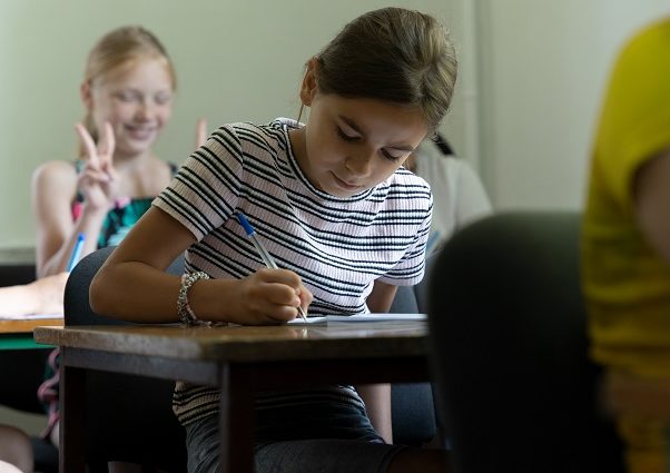 Anna lernt in der Schule Rumänisch – hinter ihr ihre Freundin Margot, die in der Ukraine Kunstturnerin war (Quelle: Christian Nusch)