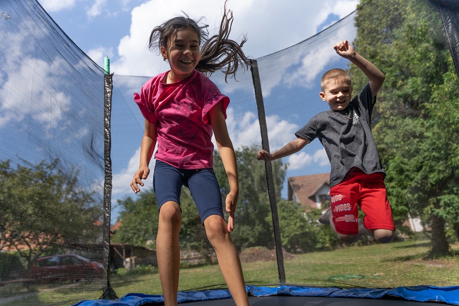 Zwei Kinder springen auf einem Trampolin herum (Quelle: Christian Nusch)