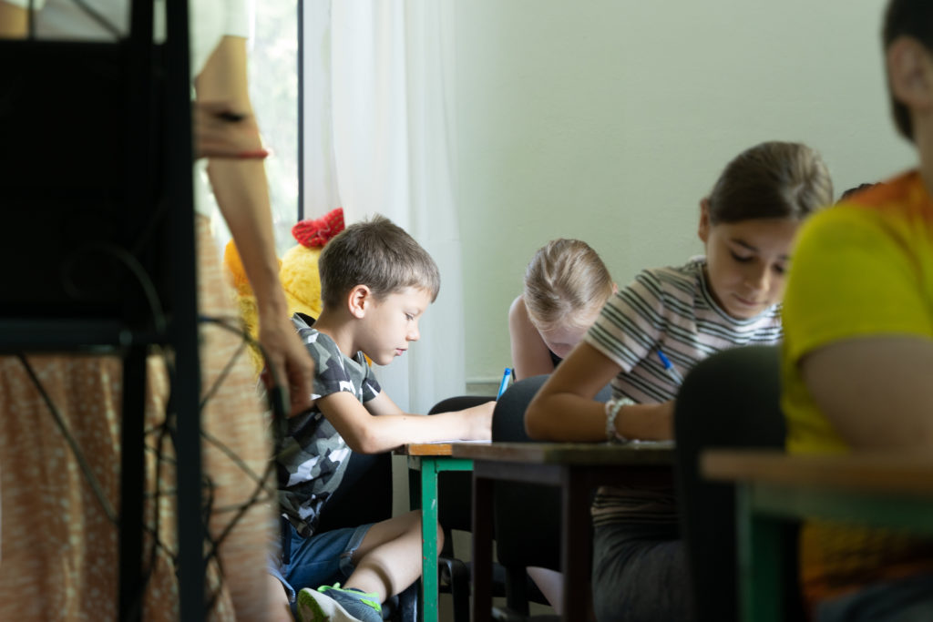Iwan und die anderen Kinder aus der Ukraine lernen Rumänisch (Quelle: Christian Nusch)