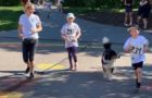 Finn und Samuel laufen 24 Runden beim Sponsorenlauf (Quelle: privat)