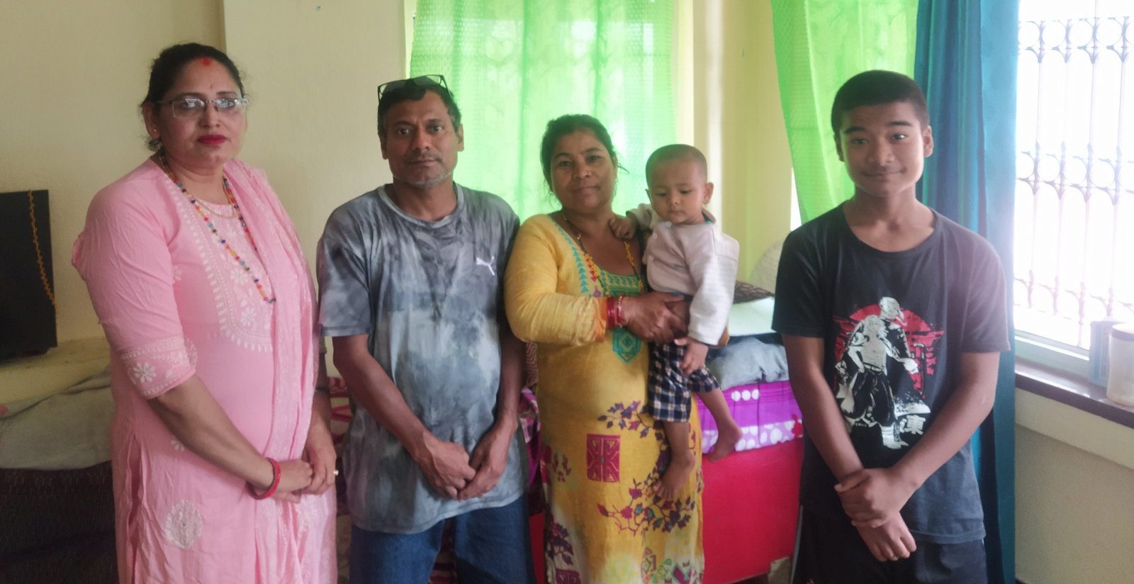 Sadim mit der Familie seiner Tante und der Sozialarbeiterin (links) des Projekts Voice of Children (Quelle: Kindernothilfepartner)