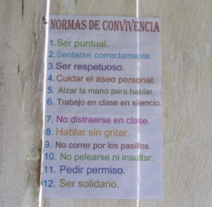 Plakat mit Verhaltensregeln in der Schule auf Spanisch (Quelle: Martin Bondzio)
