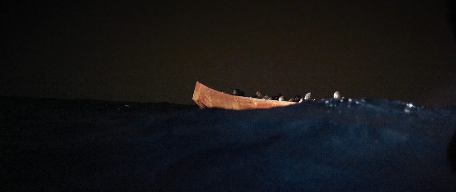 Ein Flüchtlingsboot nachts auf dem Mittelmeer (Quelle: Raphael Schumacher/SOS Humanity)