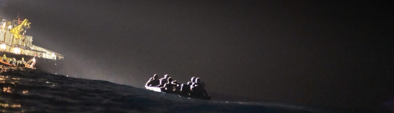 Ein Seenotrettungsschiff entdeckt ein Flüchtlingsboot nachts auf dem Mittelmeer (Quelle: Raphael Schumacher/SOS Humanity)