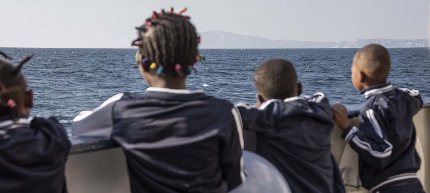 Geflüchtete Kinder auf dem Schiff sehen in der Ferne zum ersten Mal Italien (Quelle: Danilo Campailla/SOS Humanity)