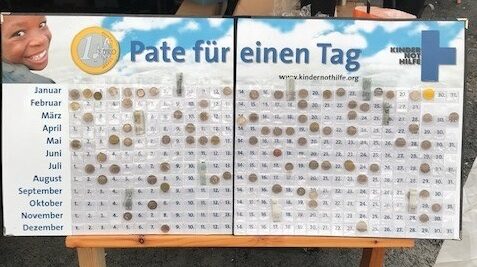 Ein großer Kalender mit Euro-Münzen auf vielen Tagen (Quelle: privat)